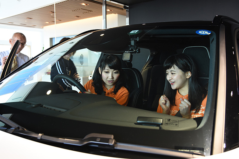 新型XC40の装備に驚きのふたり