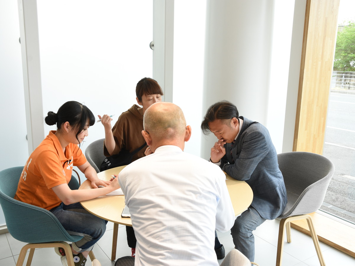 打ち合わせ中。