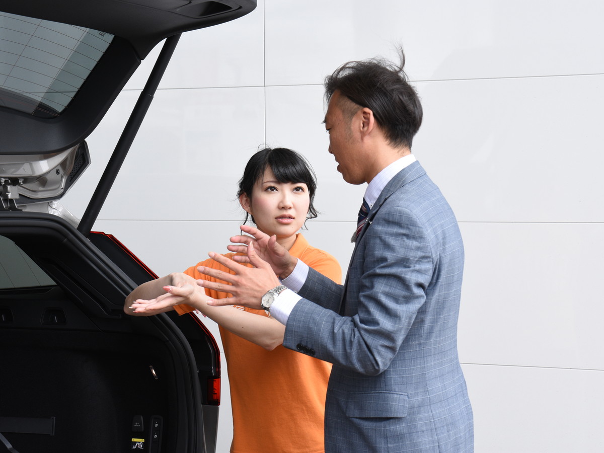 荷室説明の練習中