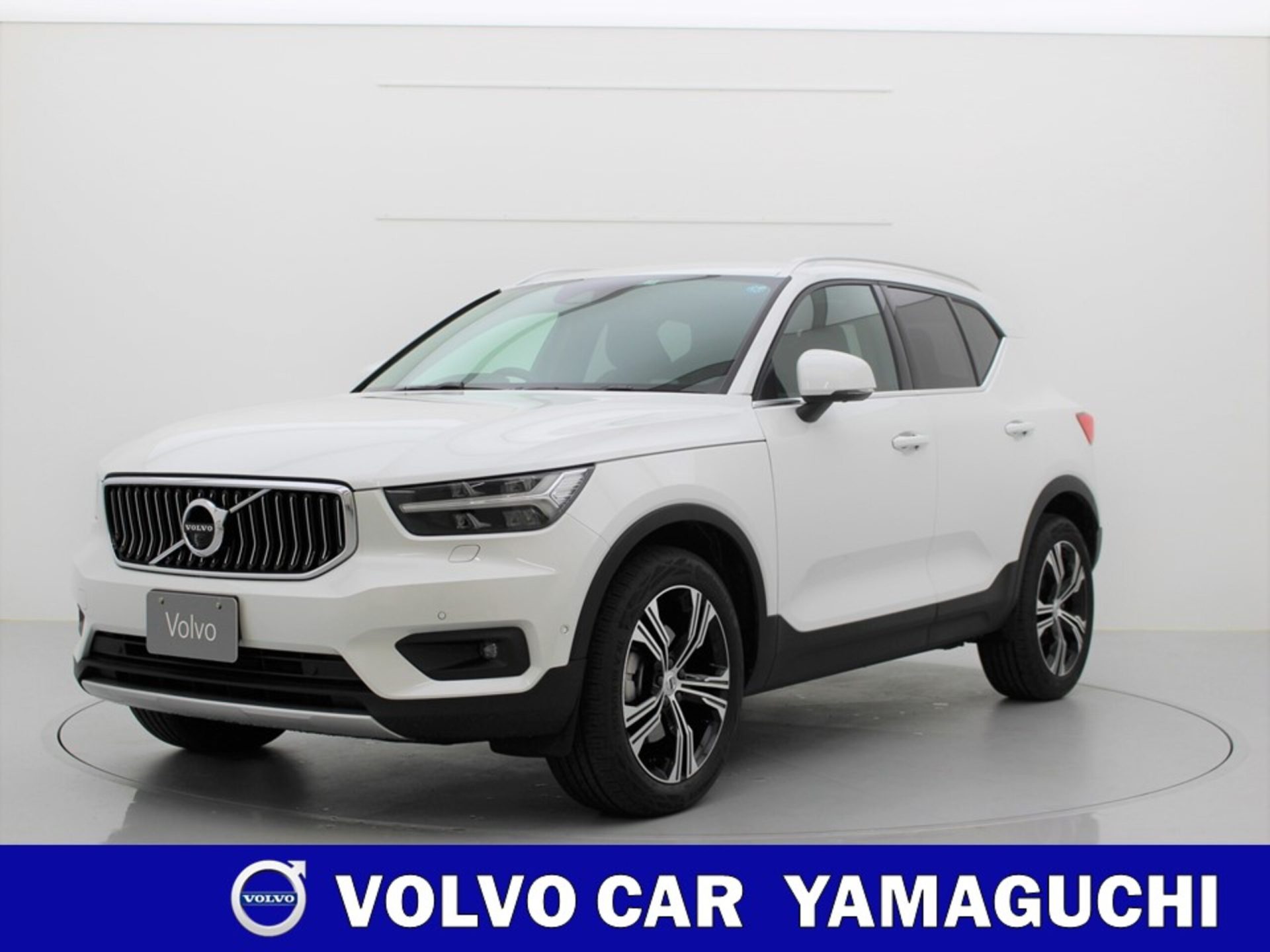 XC40 B4 AWD インスクリプション 4WD　ワンオーナー　ステアリングヒーター　パワーテールゲート　レザーシート